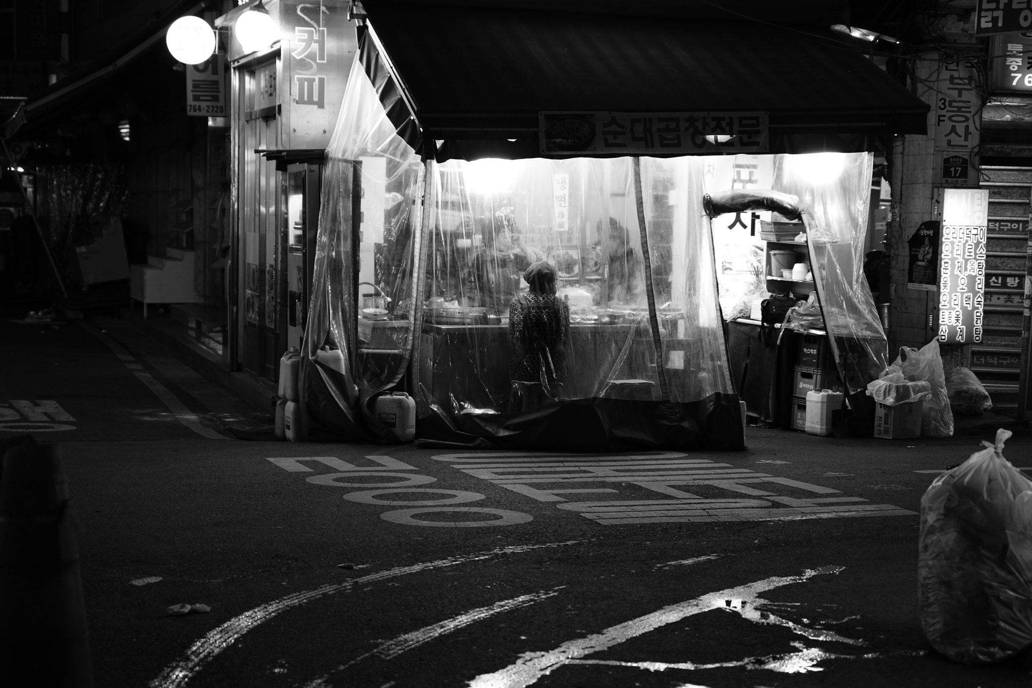 Sony a7R II + Sigma 28-70mm F2.8 EX DG sample photo. Late dinner photography