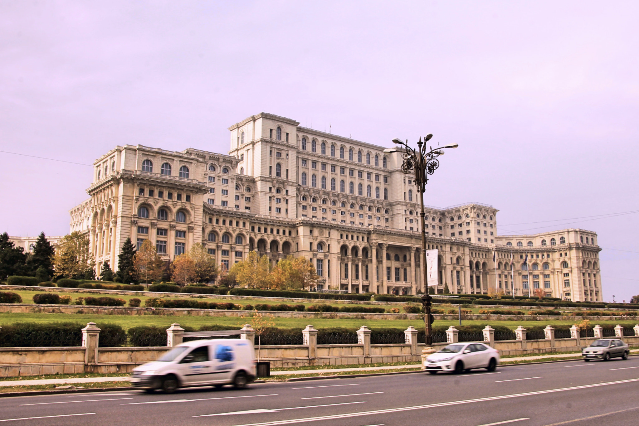 Canon EOS 1100D (EOS Rebel T3 / EOS Kiss X50) + Canon TS-E 90mm F2.8 Tilt-Shift sample photo. Bucharest - parlament photography