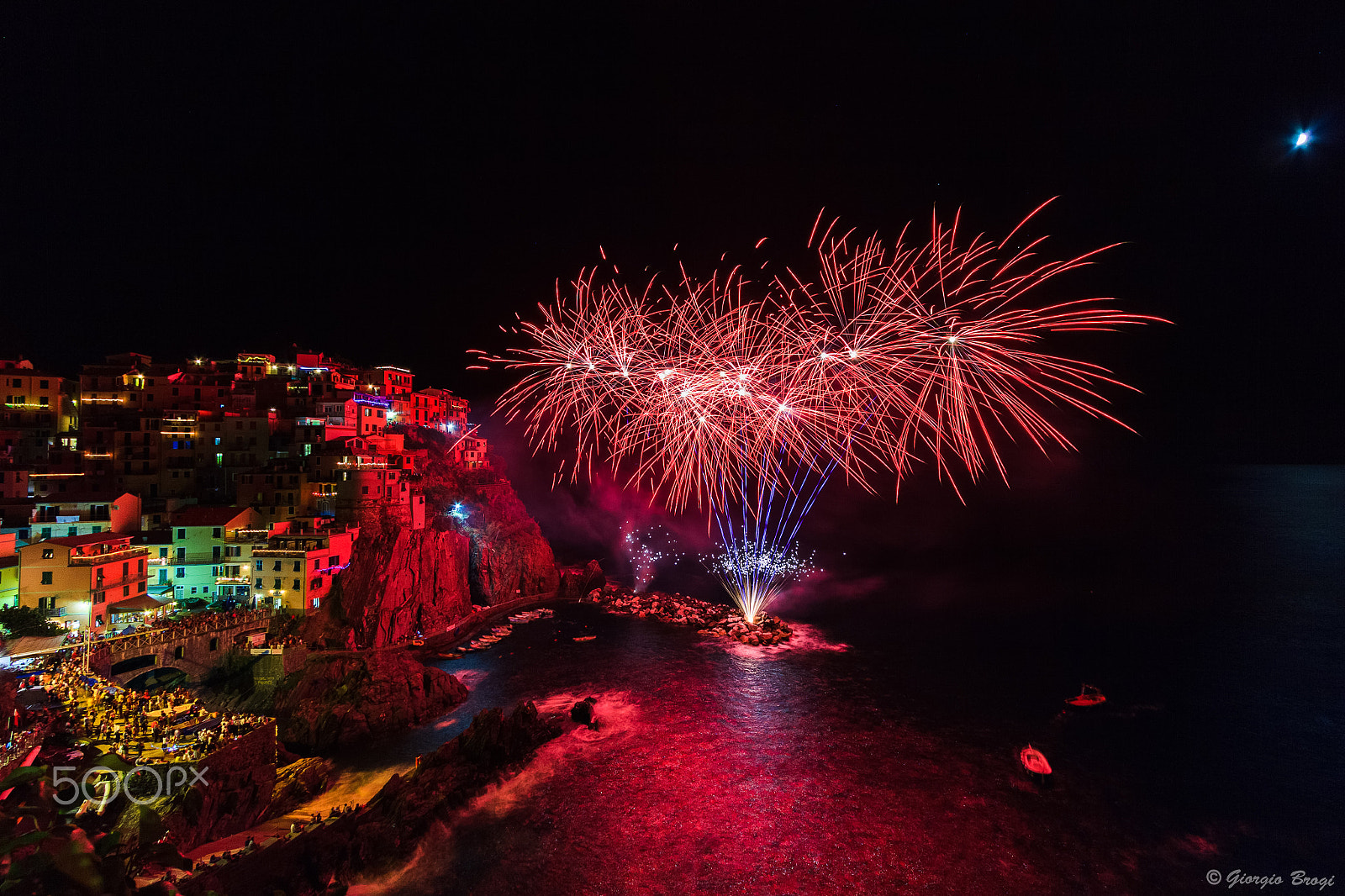 Canon EF-S 10-22mm F3.5-4.5 USM sample photo. Fireworks in manarola photography