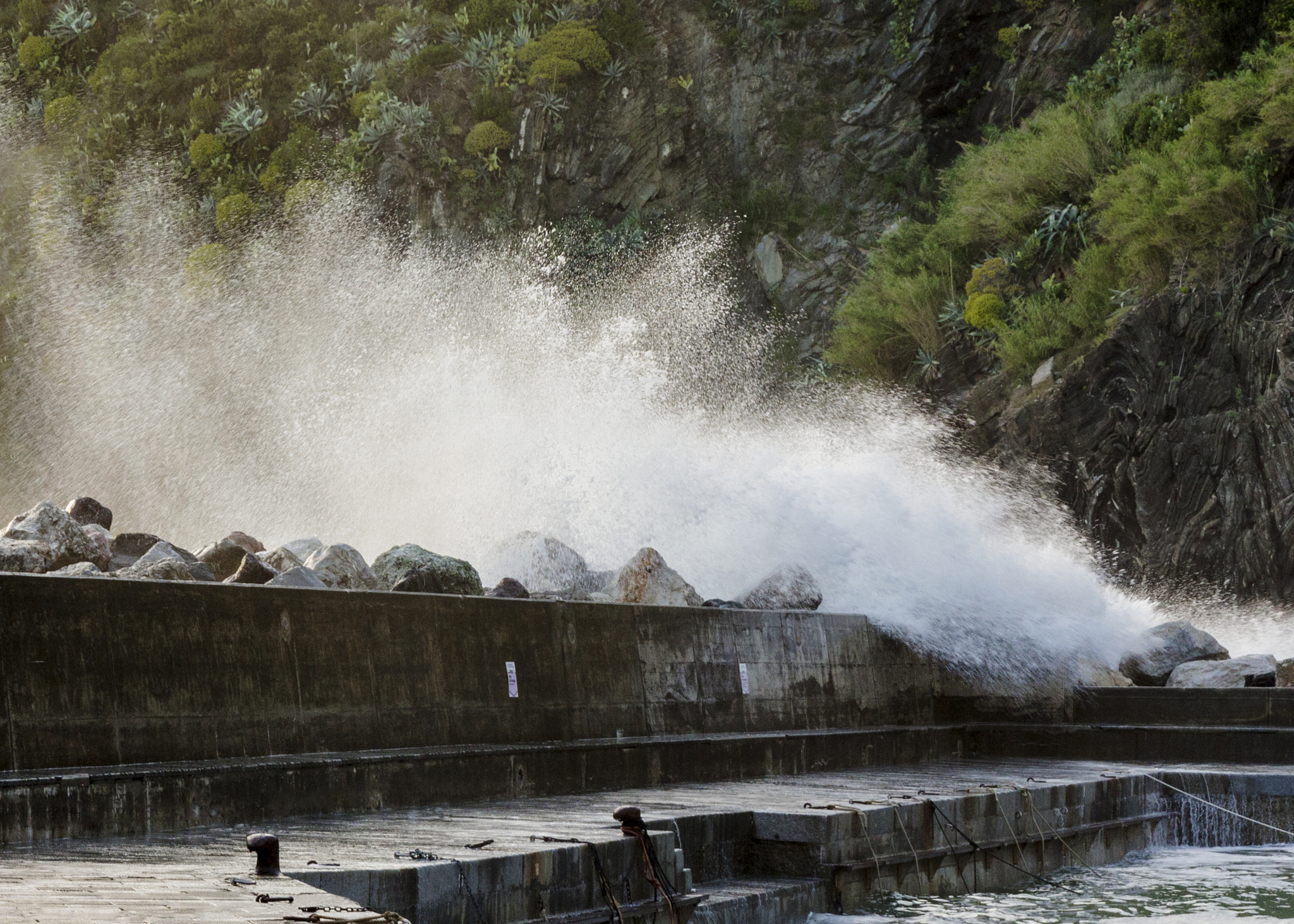 Canon EOS 550D (EOS Rebel T2i / EOS Kiss X4) sample photo. Crashing waves in vernazza photography