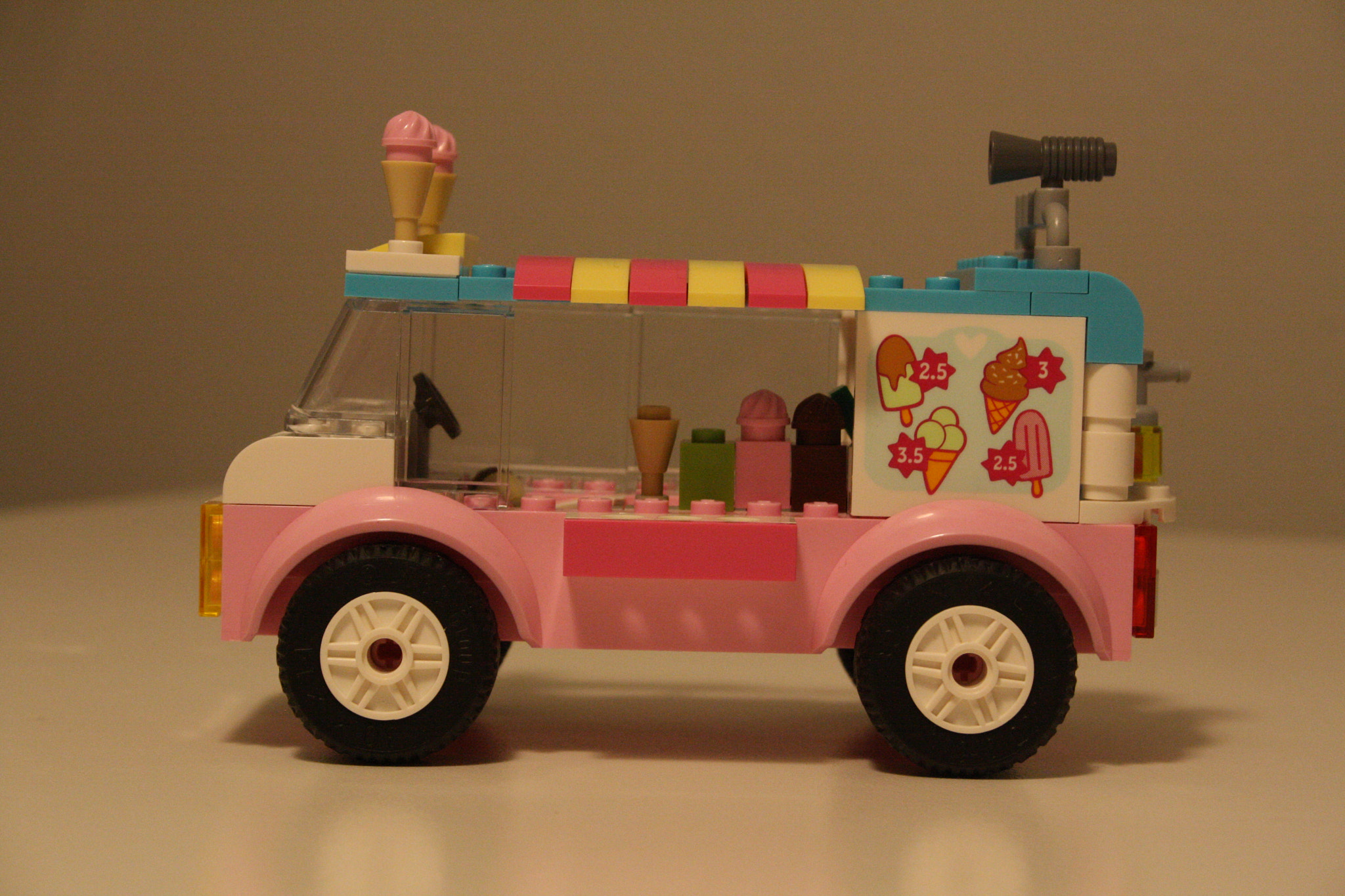 Canon EOS 1000D (EOS Digital Rebel XS / EOS Kiss F) sample photo. Lego ice cream track photography