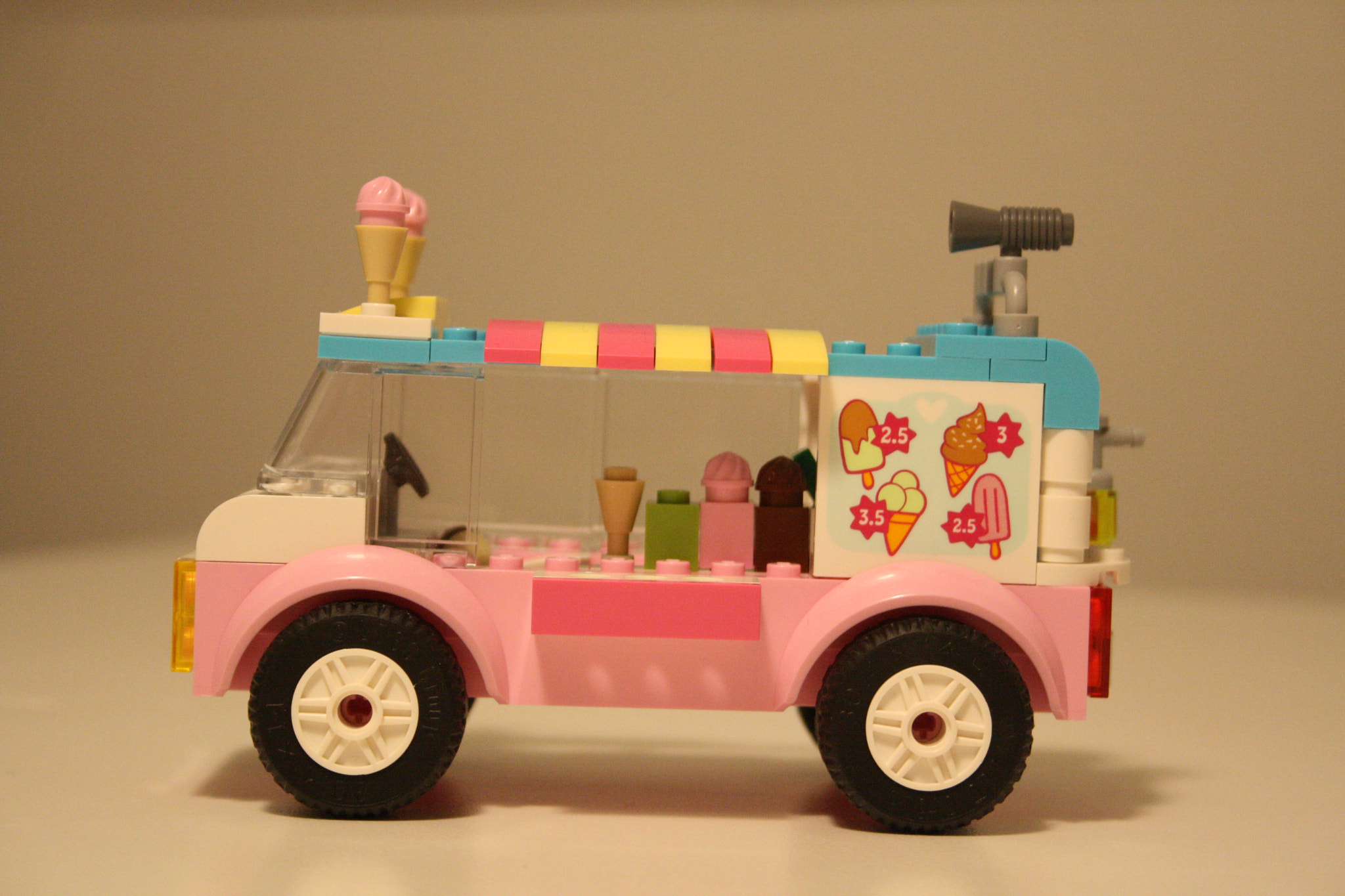 Canon EOS 1000D (EOS Digital Rebel XS / EOS Kiss F) sample photo. Lego ice cream track photography