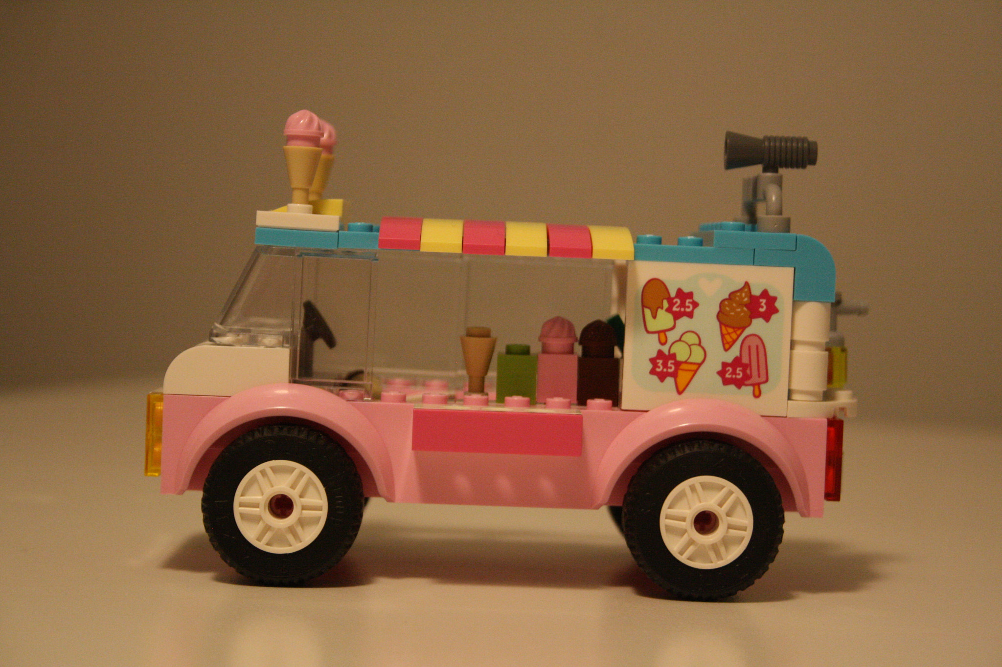 Canon EOS 1000D (EOS Digital Rebel XS / EOS Kiss F) sample photo. Lego ice cream track photography