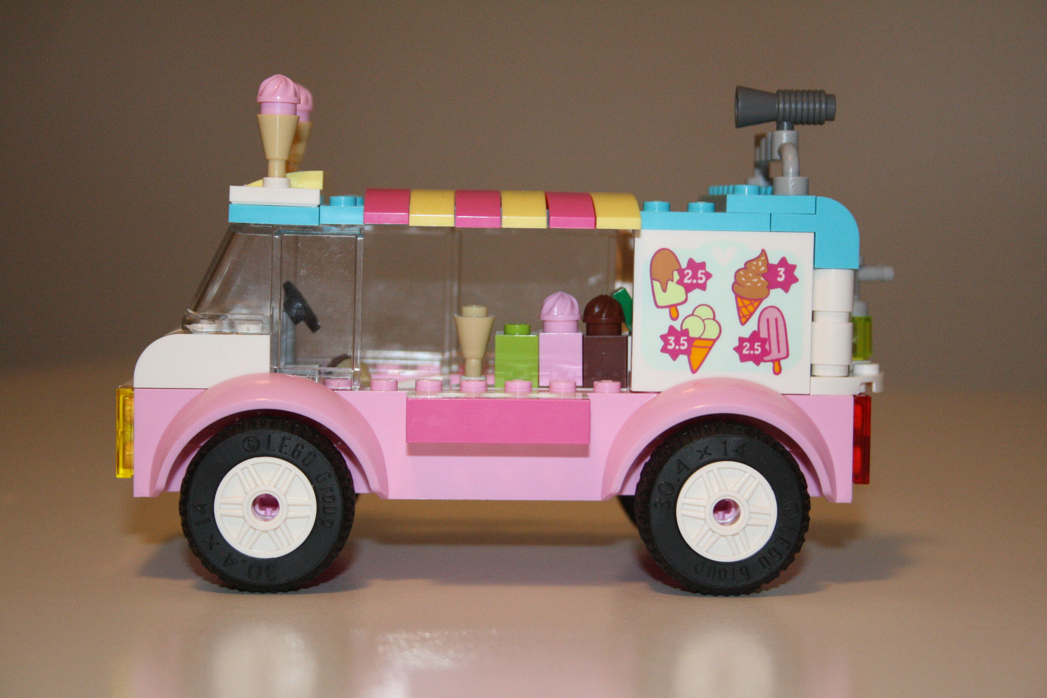 Canon EOS 1000D (EOS Digital Rebel XS / EOS Kiss F) sample photo. Lego ice cream track photography