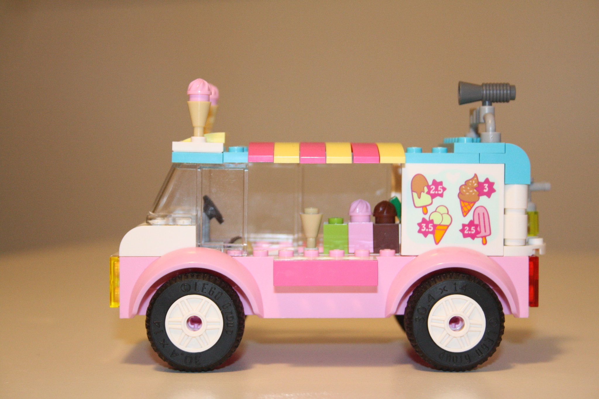 Canon EOS 1000D (EOS Digital Rebel XS / EOS Kiss F) sample photo. Lego ice cream track photography