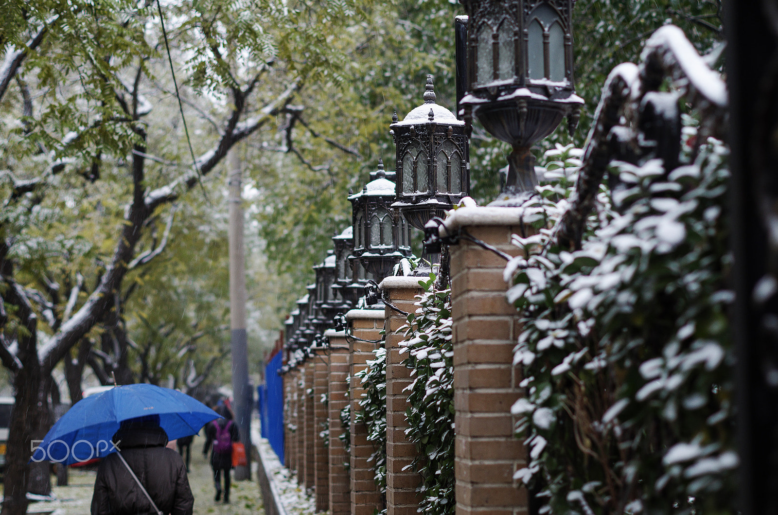 Pentax K-30 + Pentax smc DA 50mm F1.8 sample photo. First snow - street lights photography