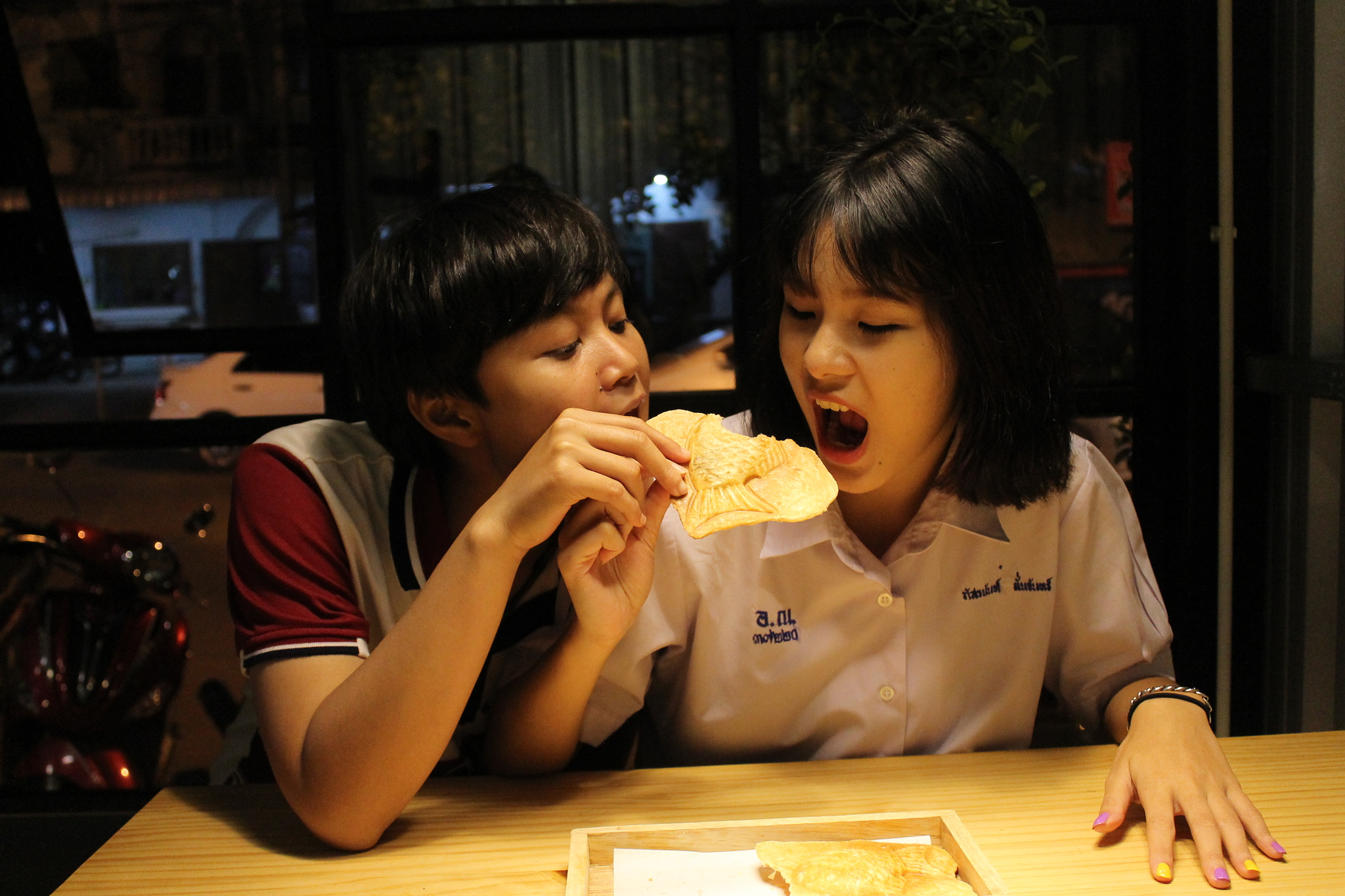 Canon EF-S 18-55mm F3.5-5.6 IS sample photo. 09.3 enjoy eating photography