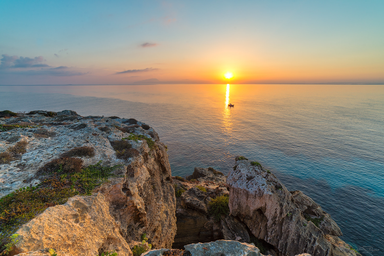 Samyang 14mm F2.8 ED AS IF UMC sample photo. La barca nel sole photography