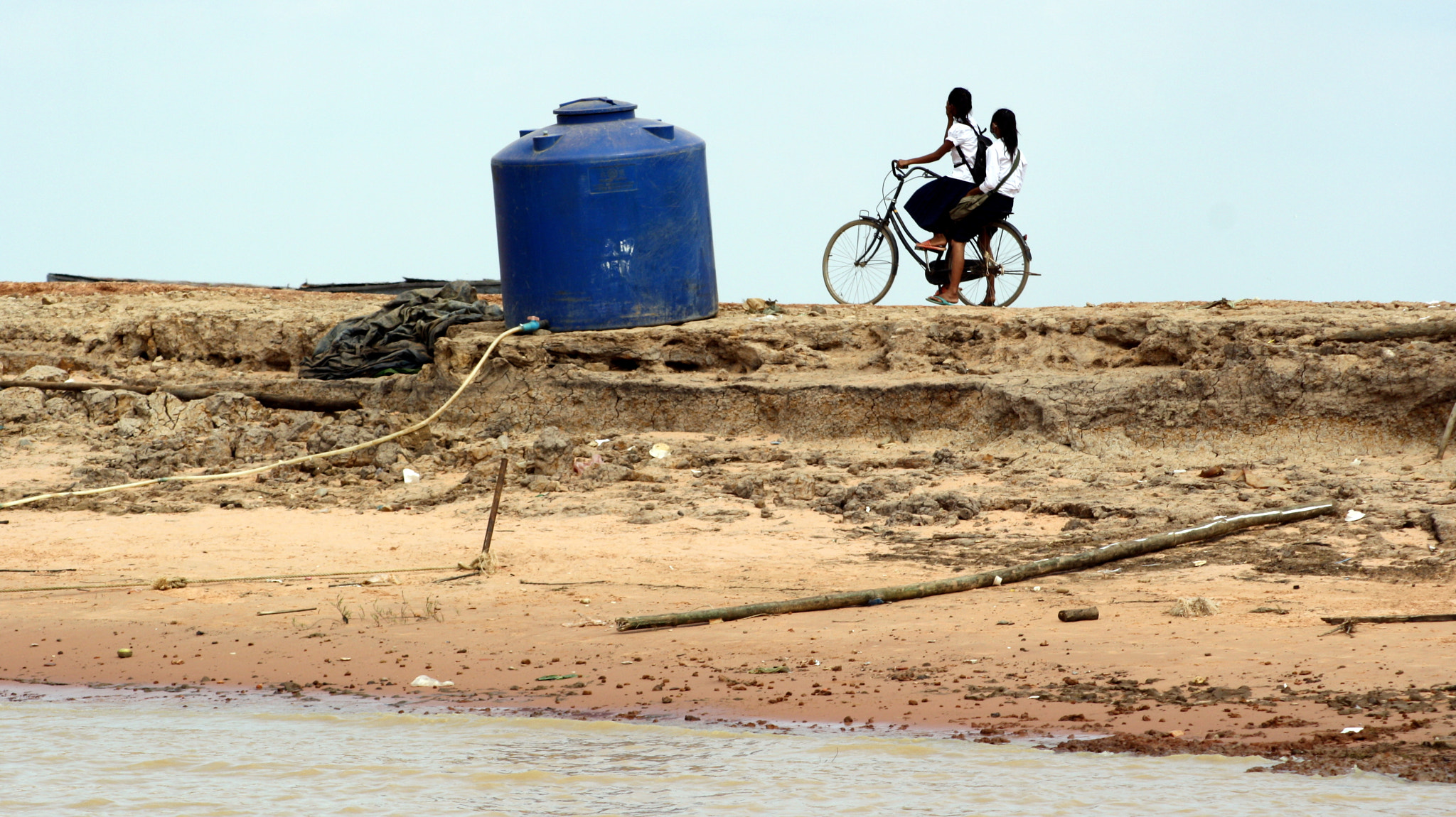 Canon EOS 1000D (EOS Digital Rebel XS / EOS Kiss F) sample photo. Sailing on the mekong river, cambodia photography