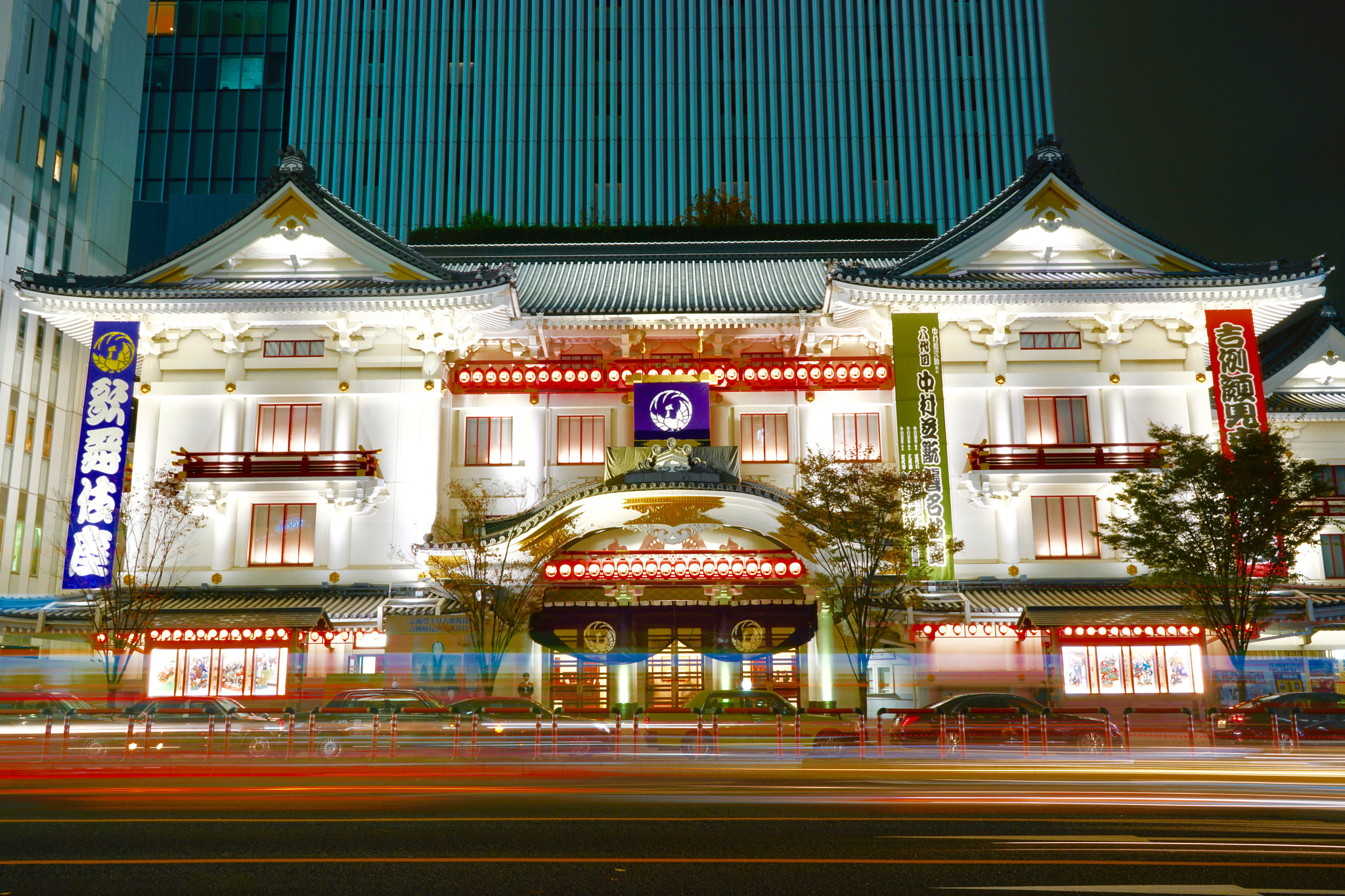 Sony a7R II + Sony Vario Tessar T* FE 24-70mm F4 ZA OSS sample photo. Kabuki-za photography