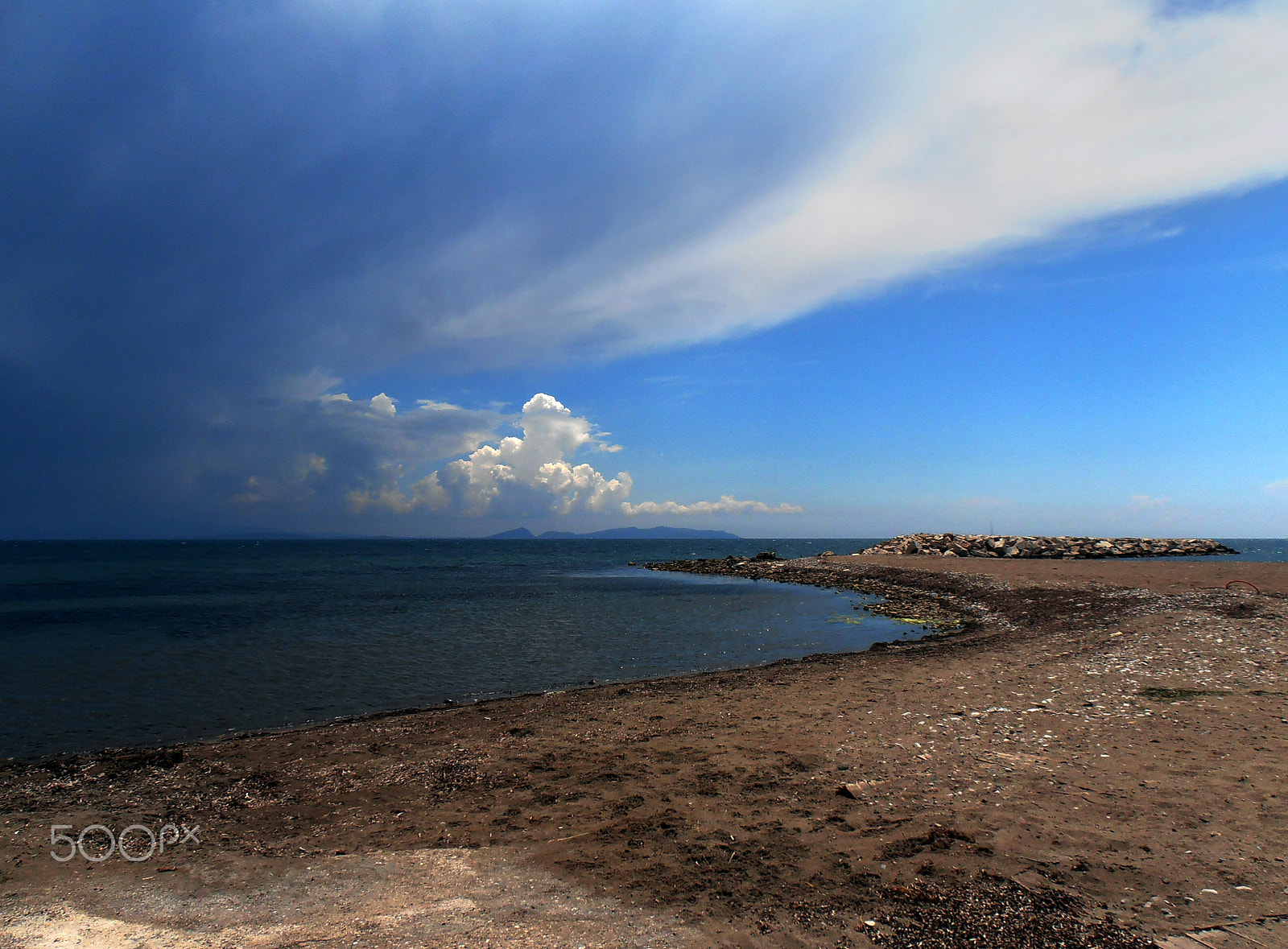 Olympus VR310,D720 sample photo. A cloudy noon on the beach. photography