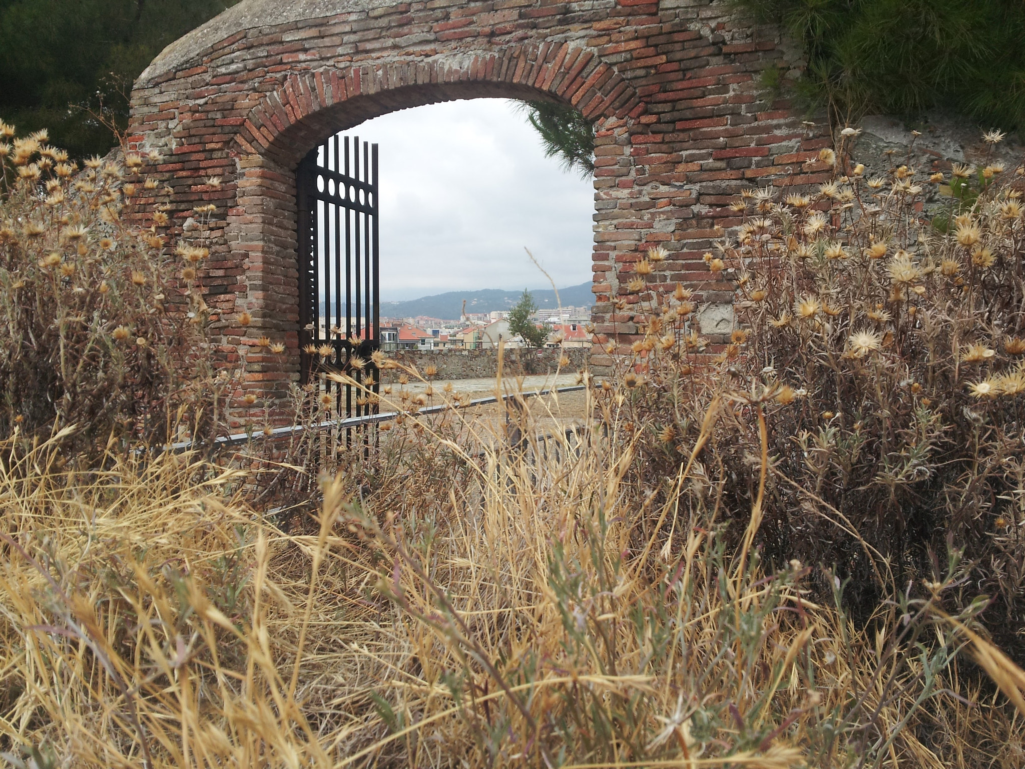 Samsung Galaxy S2 LTE sample photo. The gate.jpg photography