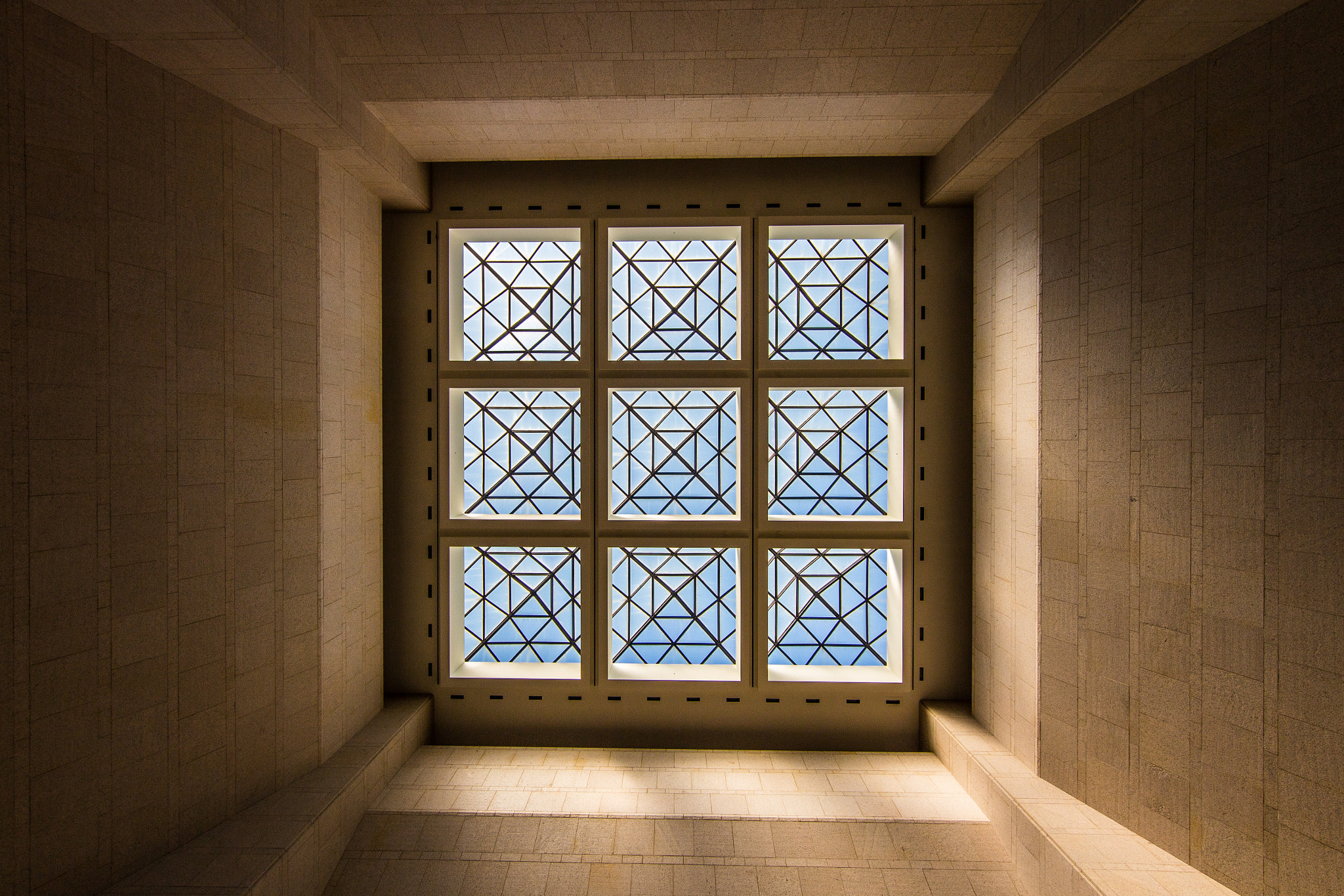Canon EOS 650D (EOS Rebel T4i / EOS Kiss X6i) + Tokina AT-X 11-20 F2.8 PRO DX Aspherical 11-20mm f/2.8 sample photo. Ceiling, window, freedom. photography