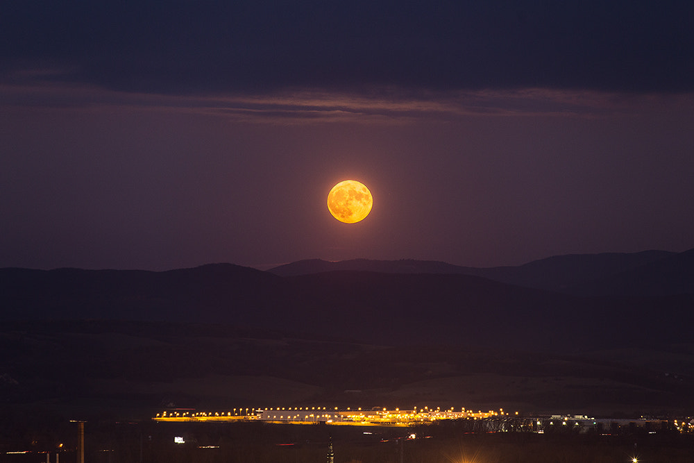 Canon EOS 6D + Sigma 70-200mm F2.8 EX DG OS HSM sample photo. Moon photography