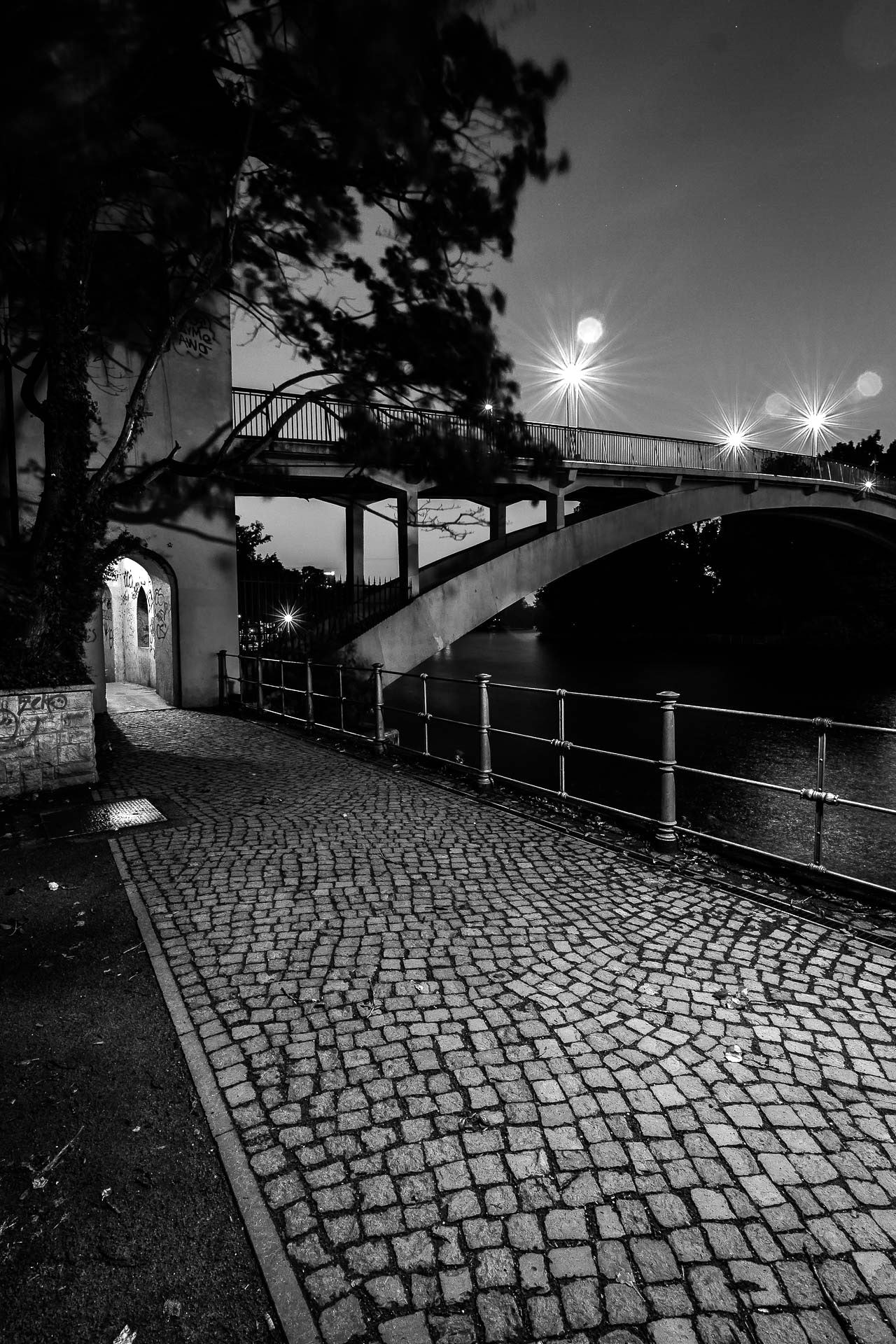 Canon EF-M 11-22mm F4-5.6 IS STM sample photo. Nachtschicht photography