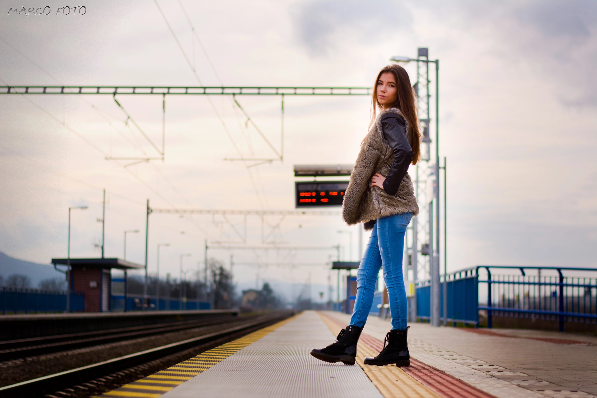 Nikon D5200 sample photo. Dievča na nástupišti / girl on platform photography