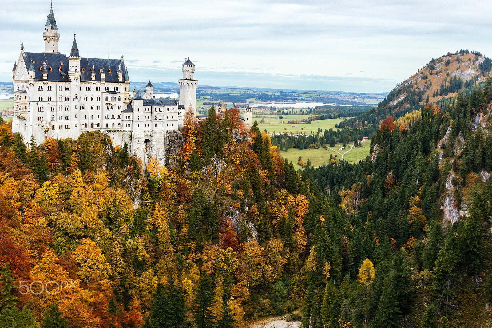 Canon EOS 600D (Rebel EOS T3i / EOS Kiss X5) + Sigma 18-200mm f/3.5-6.3 DC OS HSM [II] sample photo. Neuschwanstein in an colorful autumn forest photography