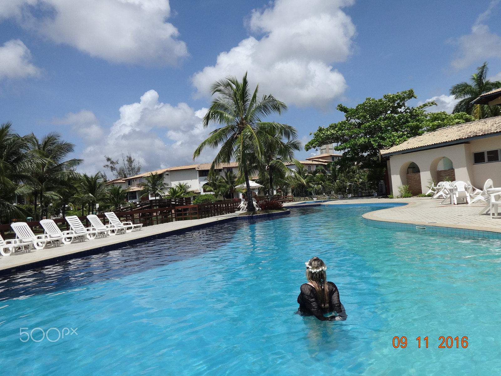 Sony Cyber-shot DSC-WX80 sample photo. Mujer pool photography