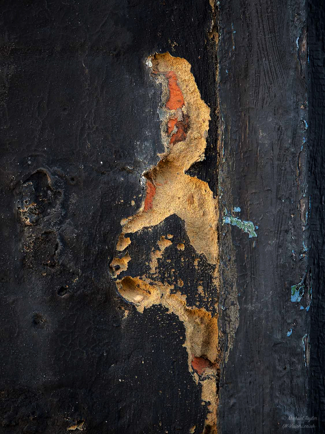 Panasonic Lumix G X Vario 35-100mm F2.8 OIS sample photo. Facing the wall... photography