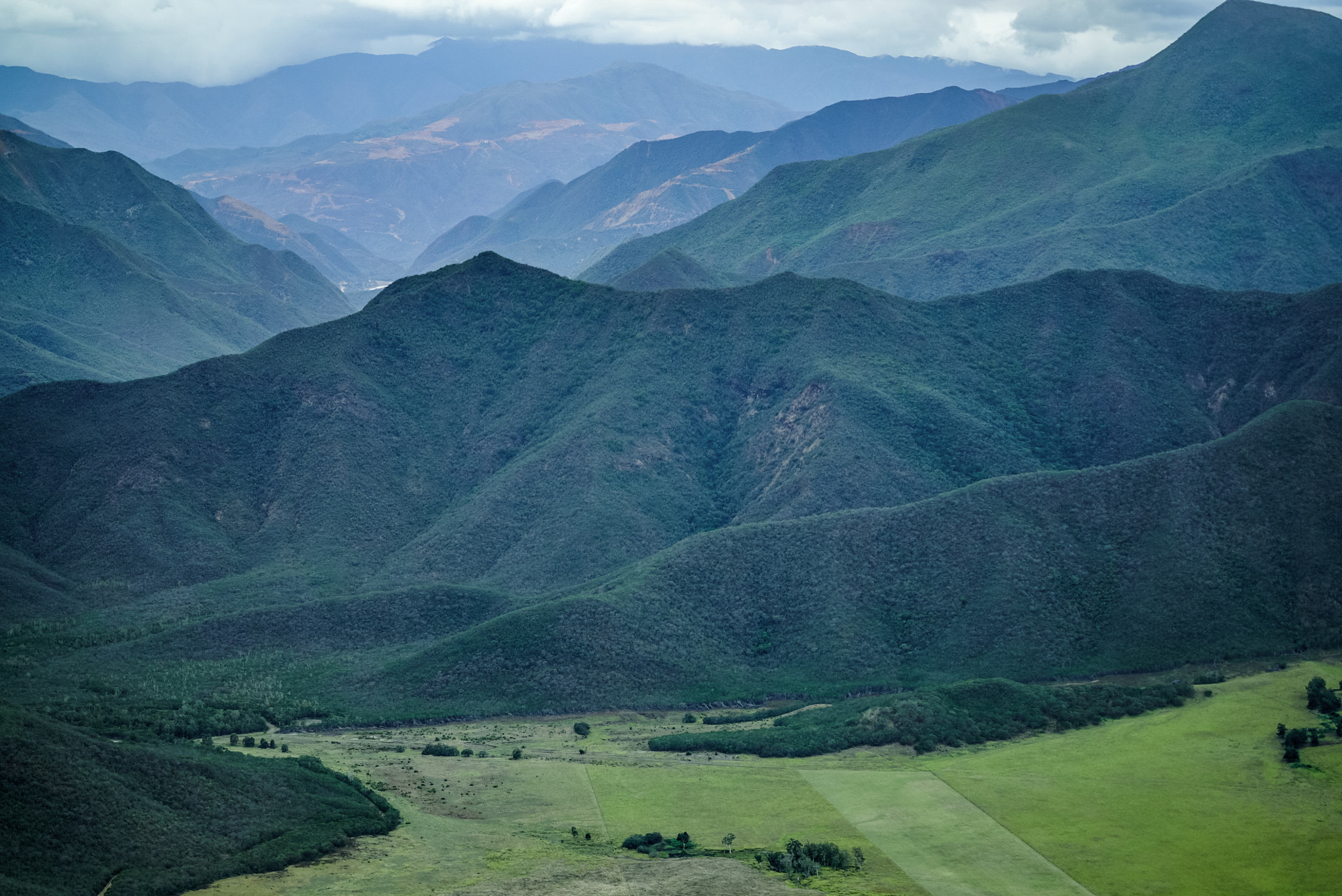 Sony FE 85mm F1.4 GM sample photo. New caledonia mountains photography