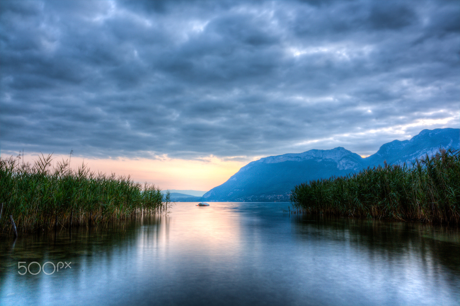Canon EOS 1000D (EOS Digital Rebel XS / EOS Kiss F) sample photo. Lake annecy in the morning photography