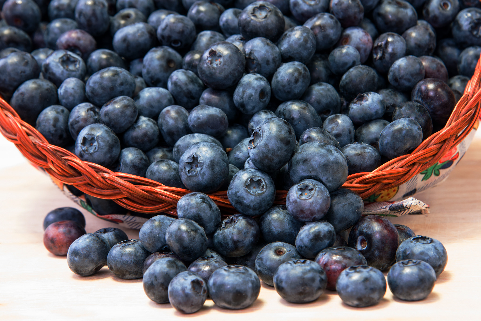 Sony Alpha DSLR-A700 + Tamron AF 28-75mm F2.8 XR Di LD Aspherical (IF) sample photo. Blueberries in basket photography