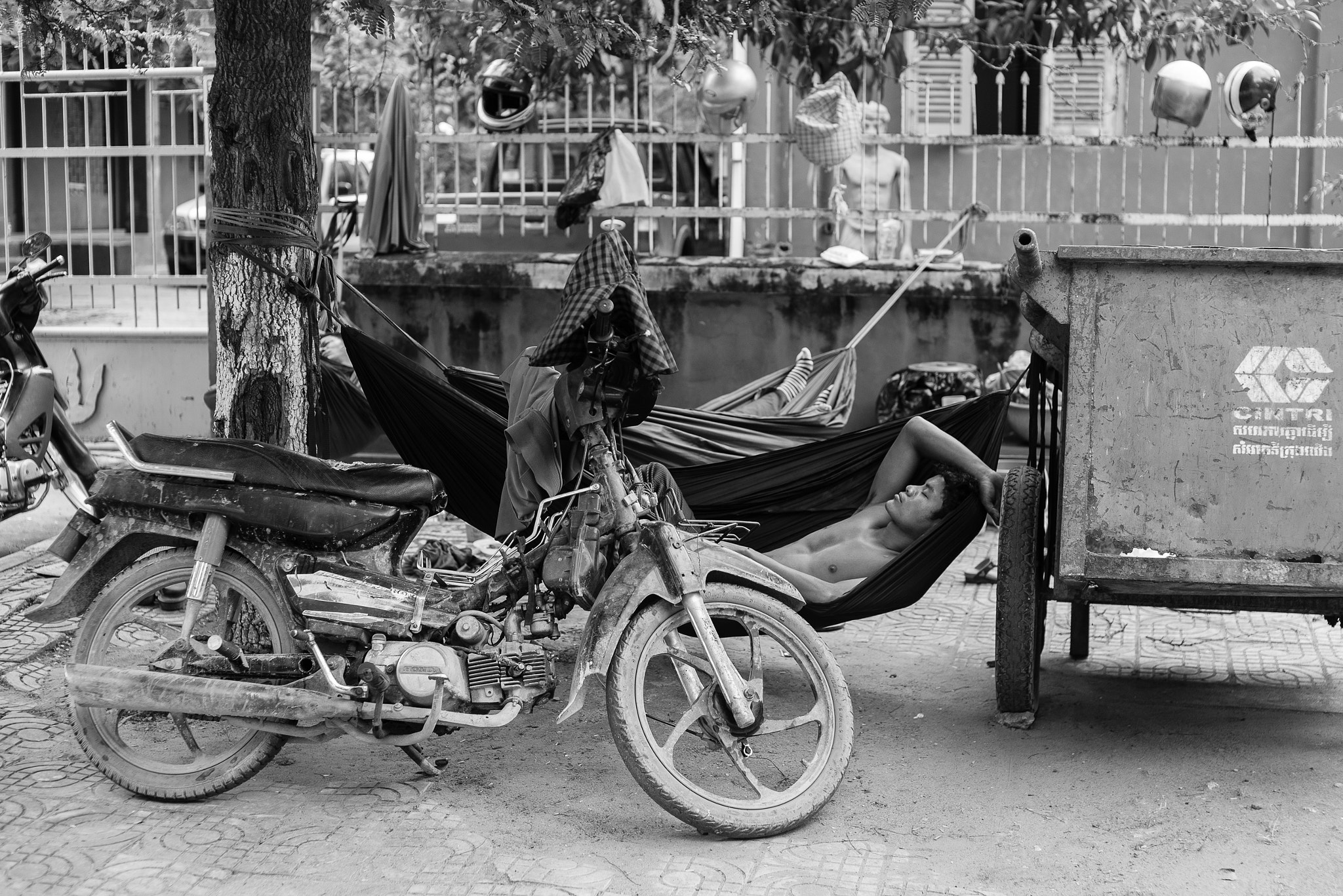 Sony a7S + Sigma 50mm F1.4 EX DG HSM sample photo. Phnom penh - tuk-tuk drivers photography