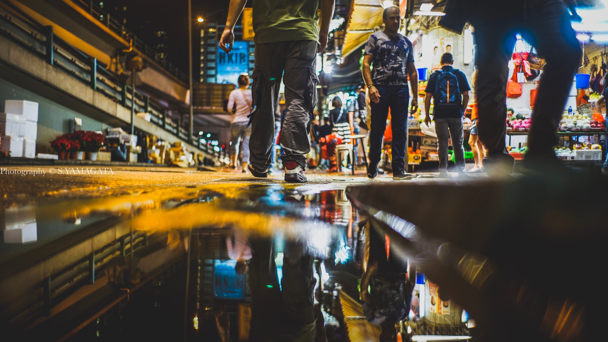 DT 40mm F2.8 SAM sample photo. Reflection themarket photography