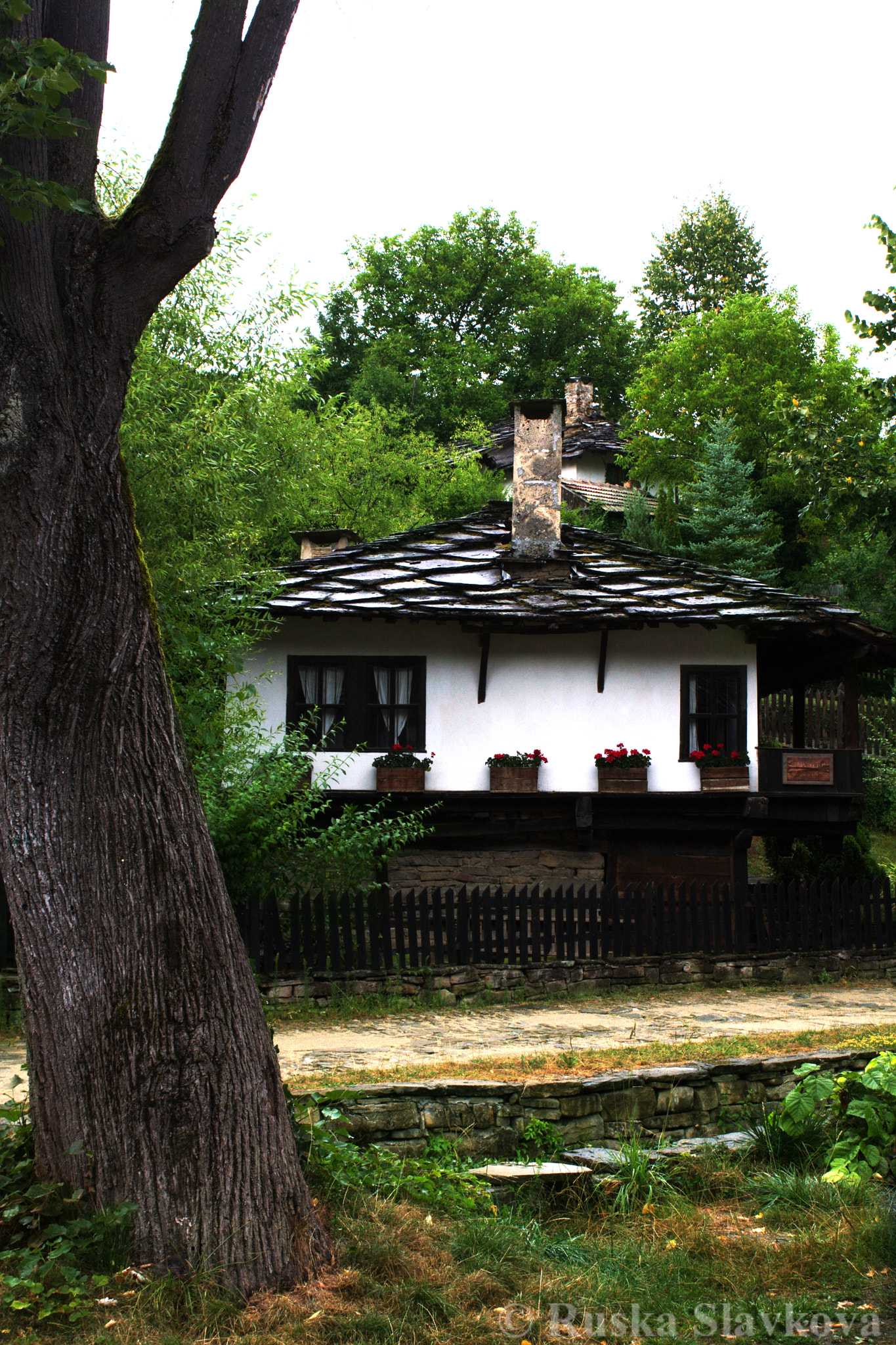Canon EOS 40D sample photo. An old, fascinating house. photography