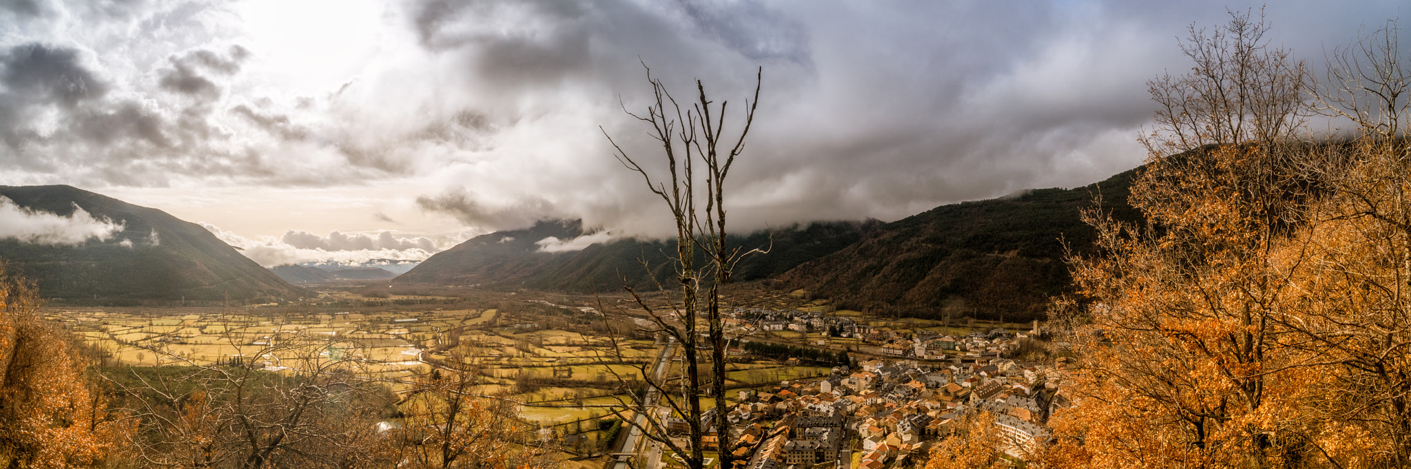 Nikon D7000 + Sigma 18-50mm F2.8 EX DC sample photo. Nubes sobre biescas photography