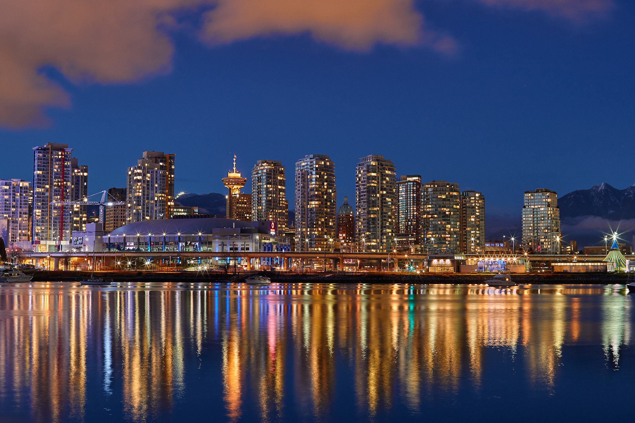 Canon EF 35mm F1.4L USM sample photo. One evening in false creek photography