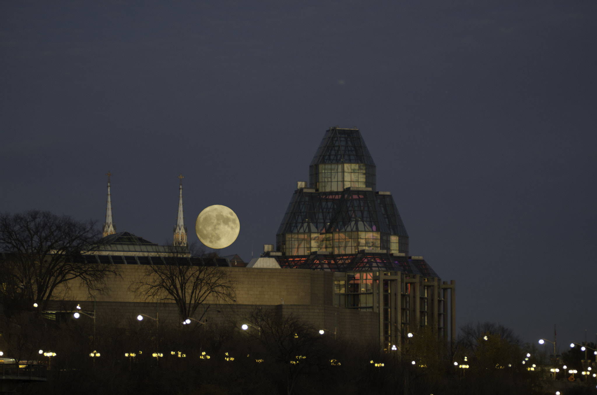 Nikon D7000 + Sigma 135-400mm F4.5-5.6 APO Aspherical sample photo. Supermoon over the art museau in ottawa photography