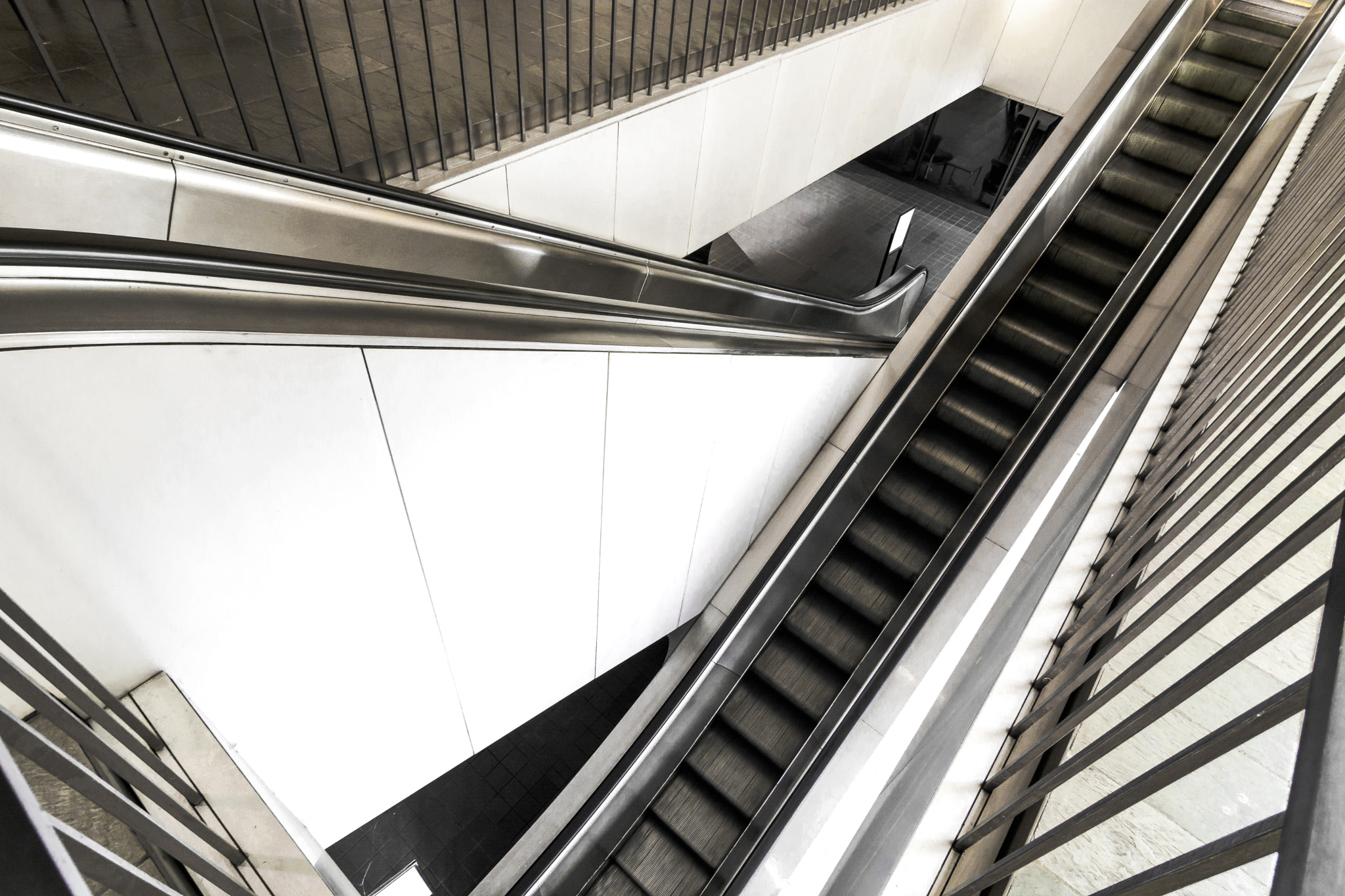 Tokina AT-X Pro 12-24mm F4 (IF) DX sample photo. Escalators in standard plaza. photography