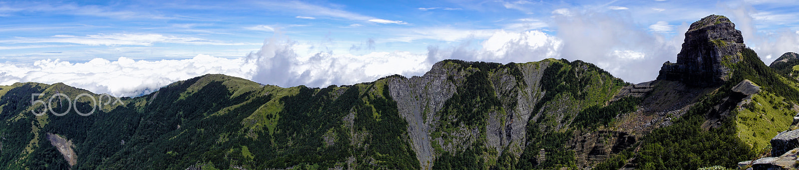 Sony ILCA-77M2 sample photo. 左から右へ 伊澤山 3297m 大霸尖山 3492m photography