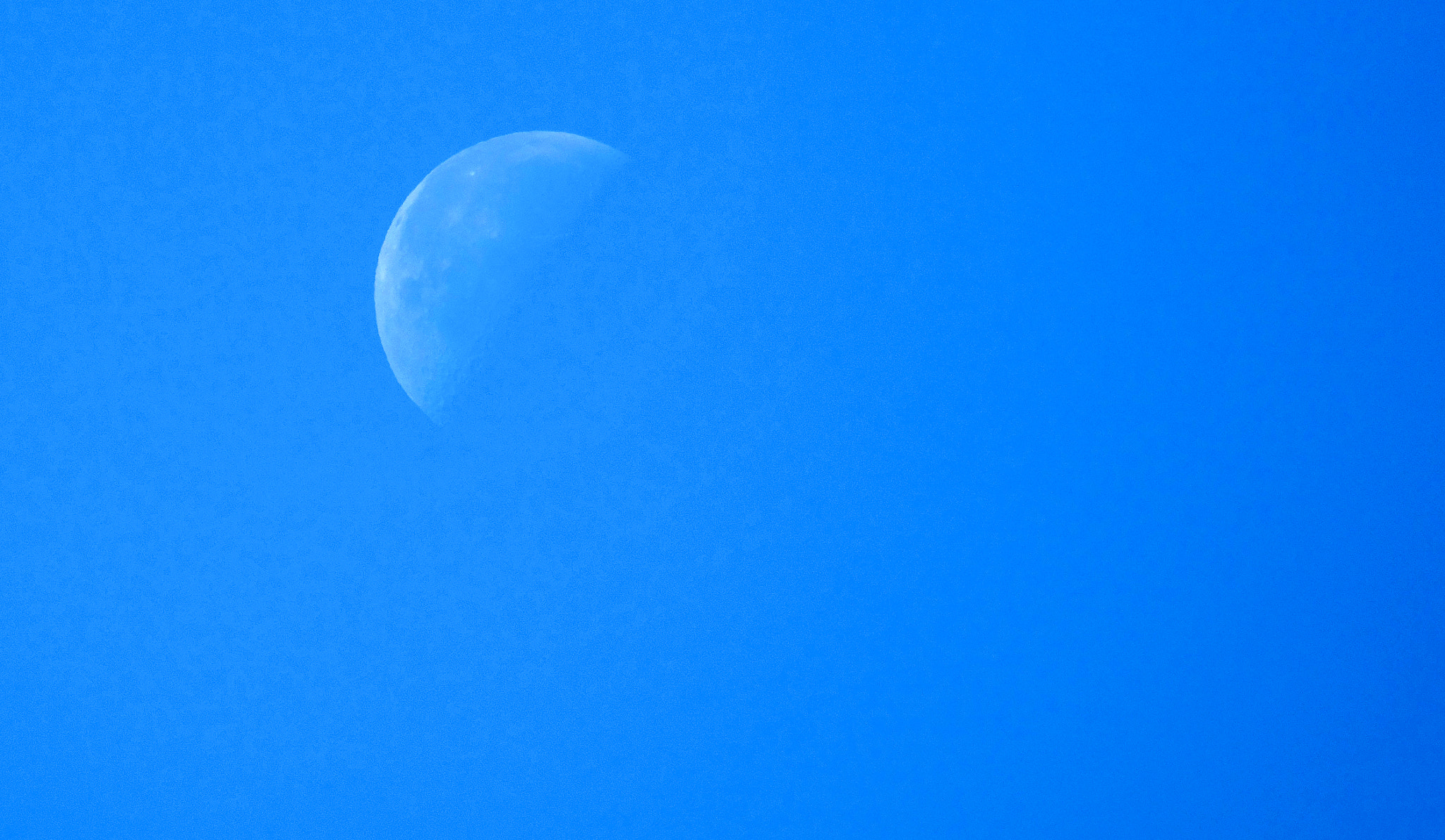 Sony Cyber-shot DSC-RX10 III sample photo. Half a blue moon photography