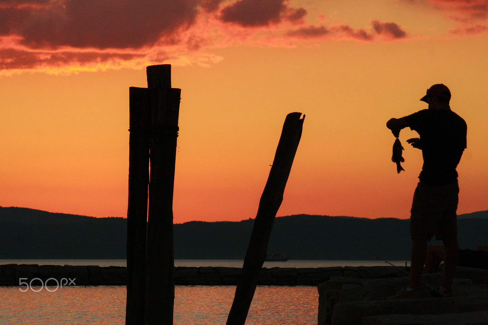 Canon EF-S 55-250mm F4-5.6 IS sample photo. Sunset in the lake photography