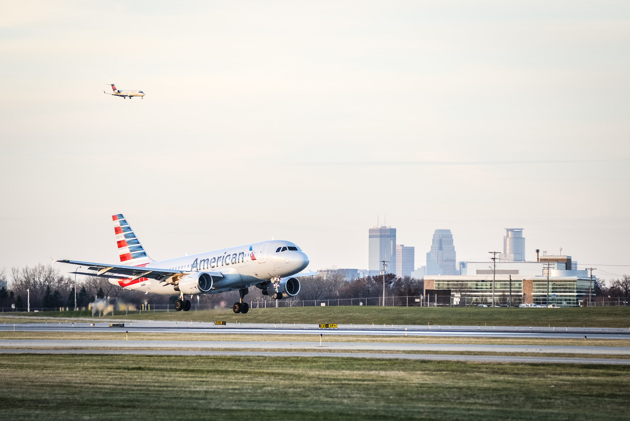 Nikon AF-Nikkor 80-200mm F2.8D ED sample photo. American airlines landing in minneapolis photography