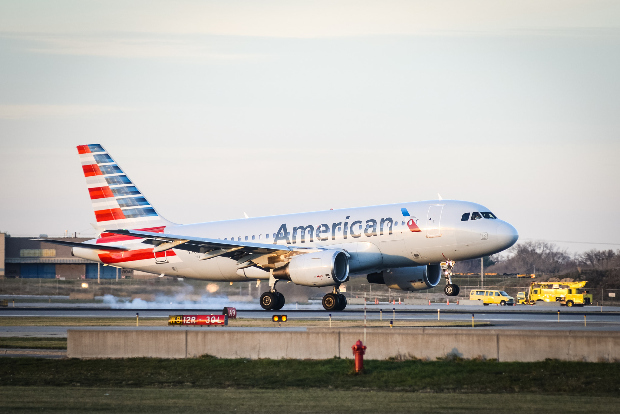 Nikon D600 sample photo. American airlines a319 touches down in minneapolis photography