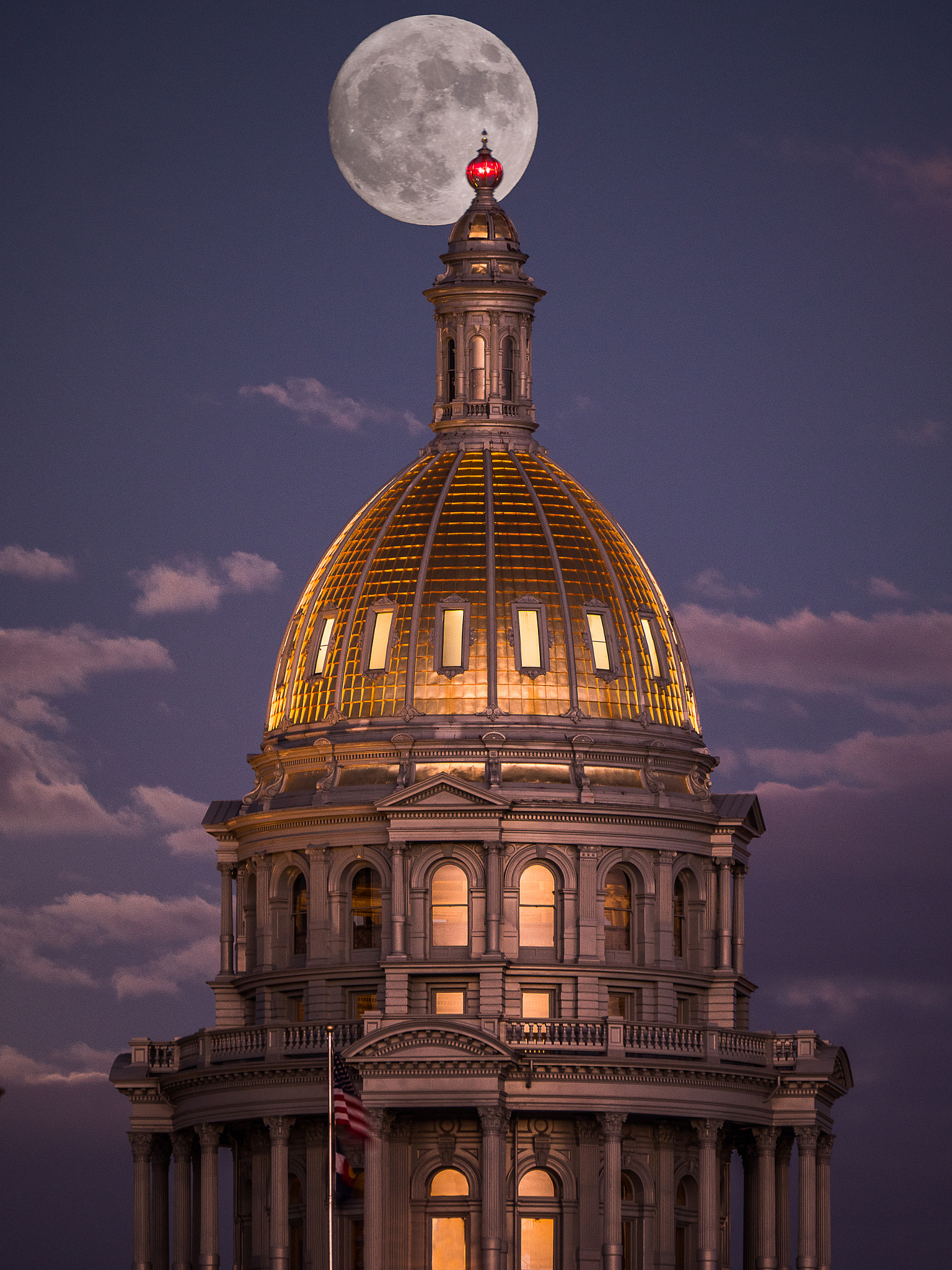 Panasonic Lumix DMC-GX8 + LEICA DG 100-400/F4.0-6.3 sample photo. Super moon rising over the colorado state capitol photography