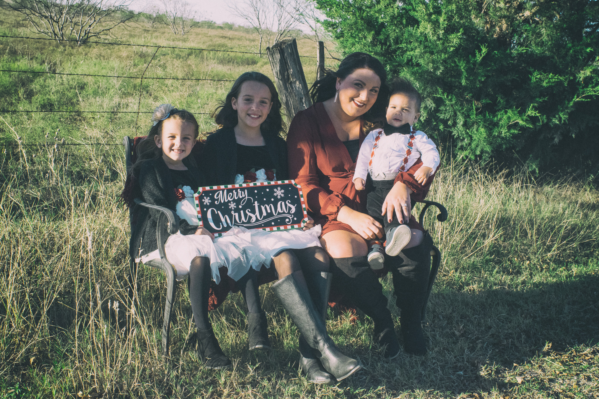 Nikon AF Nikkor 28mm F2.8D sample photo. Griffin family christmas photography