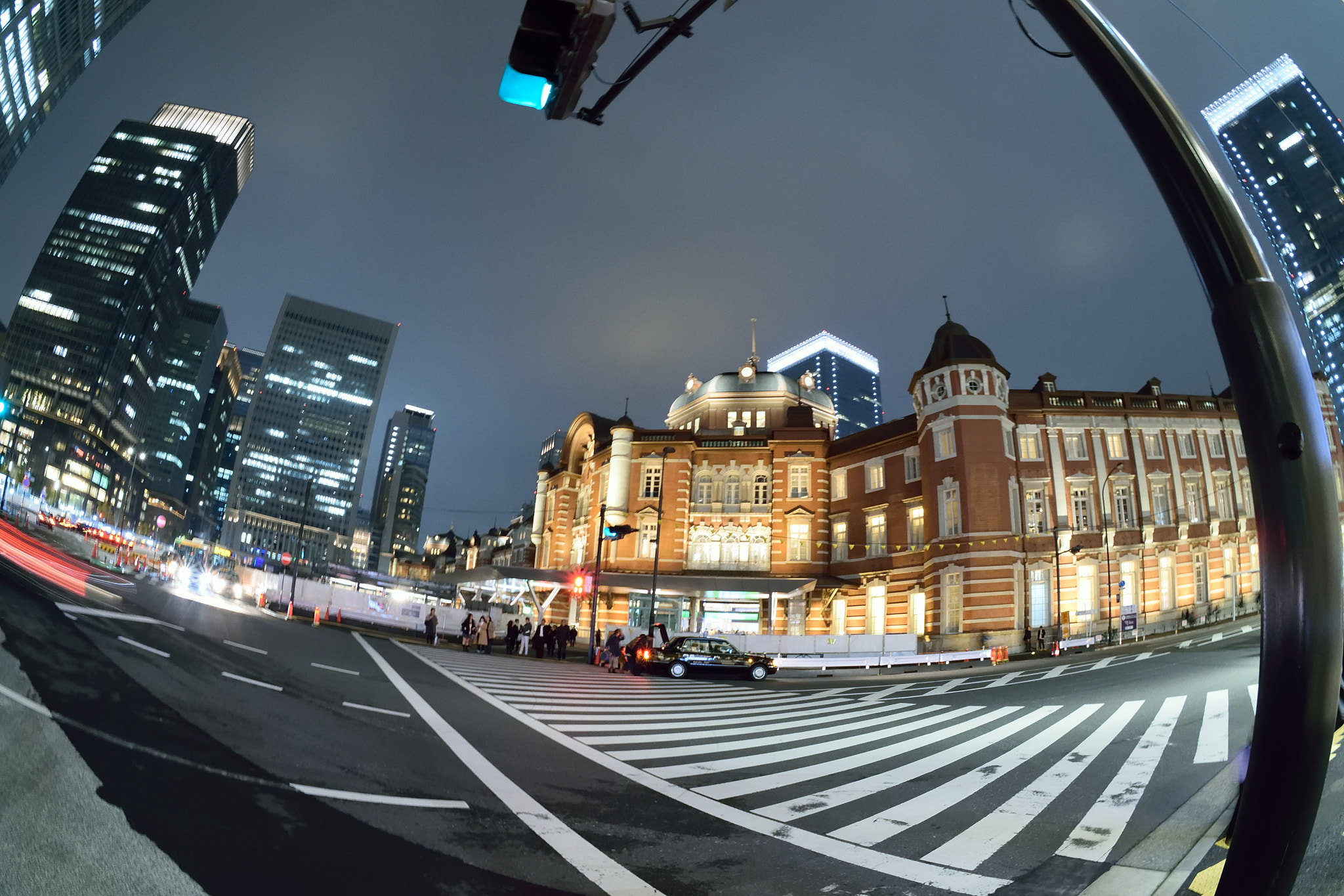 Sigma 10mm F2.8 EX DC HSM Diagonal Fisheye sample photo. Intersection of tokyo station photography