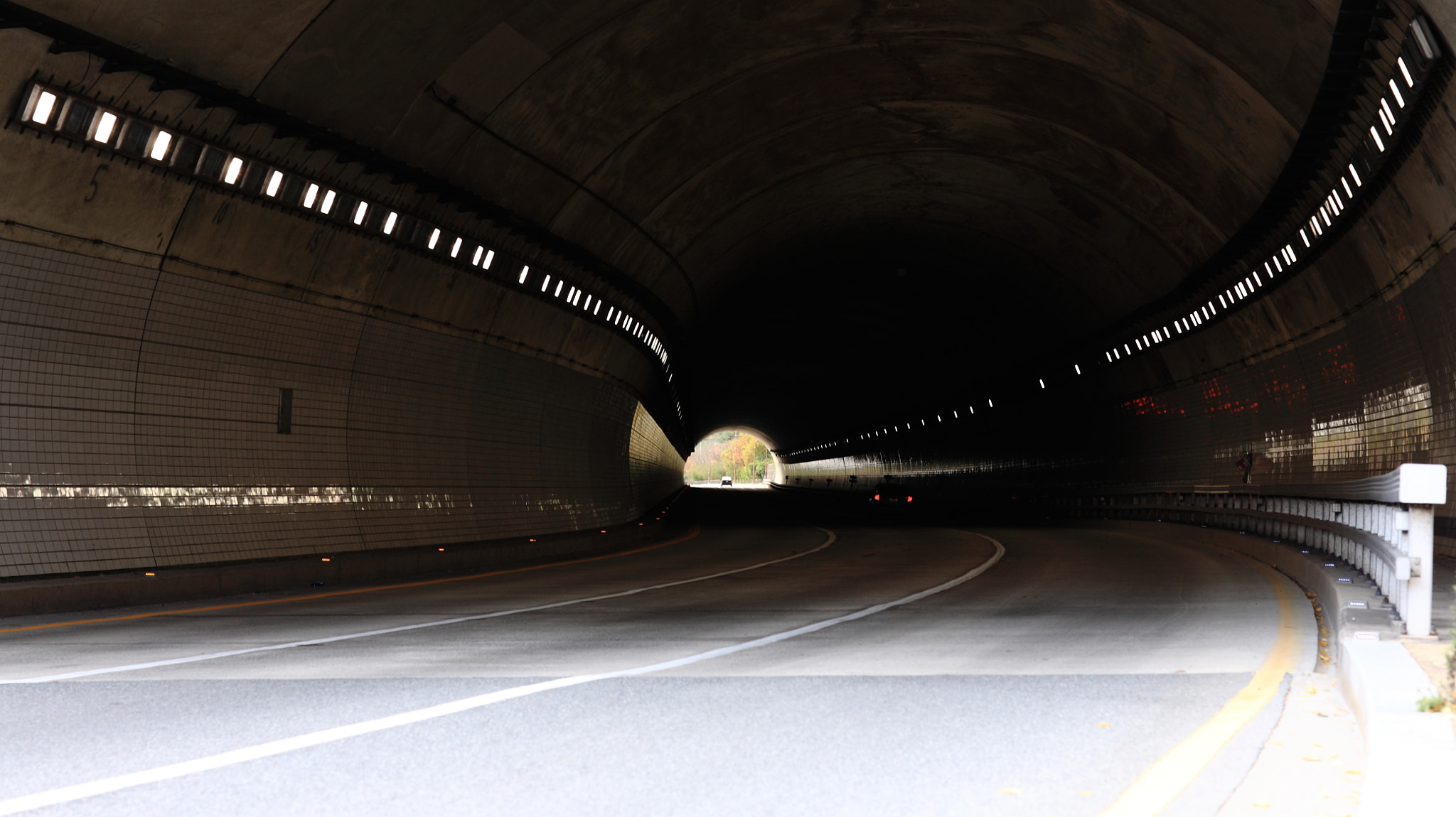 Canon EOS 5D + Canon EF 85mm F1.2L II USM sample photo. Tunnel photography
