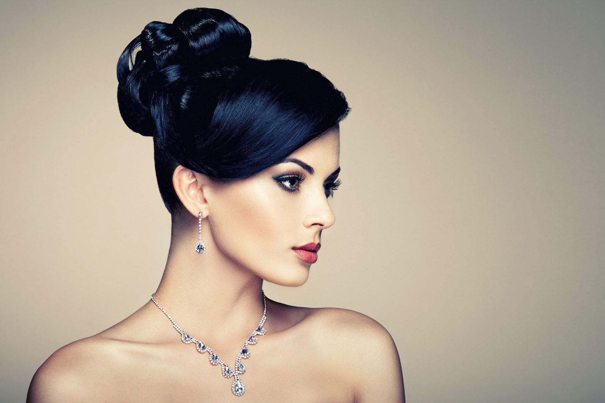 Canon EF 100mm F2.8L Macro IS USM sample photo. Fashion portrait of young beautiful woman with jewelry photography