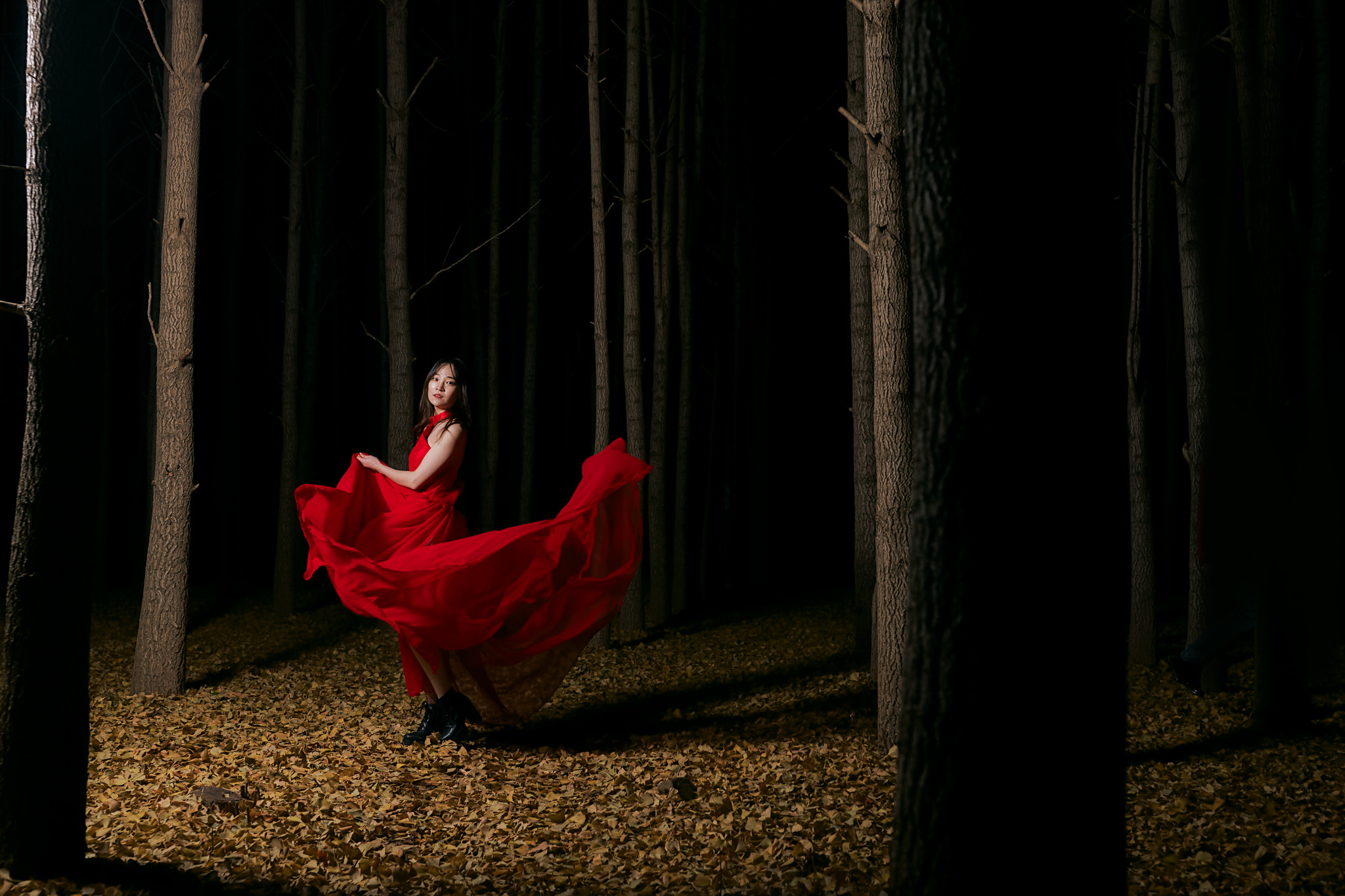 Canon EF 35mm F1.4L II USM sample photo. Night portrait photography