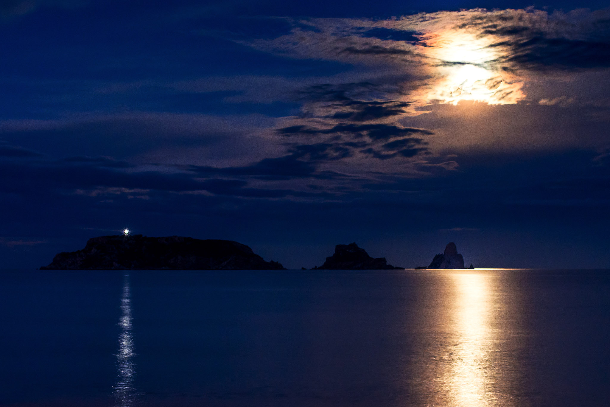 Nikon D7100 sample photo. Moonlight versus lighthouse photography