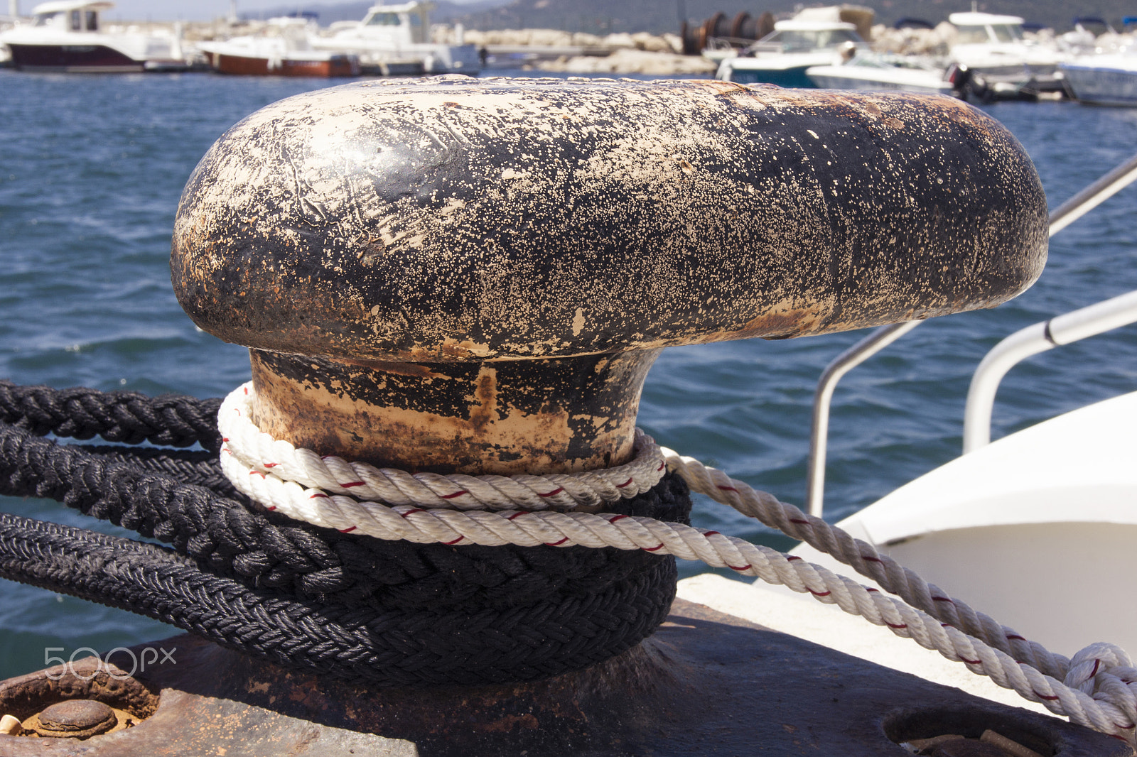 Sony Alpha DSLR-A500 + Sony DT 18-55mm F3.5-5.6 SAM sample photo. Mooring bollard photography