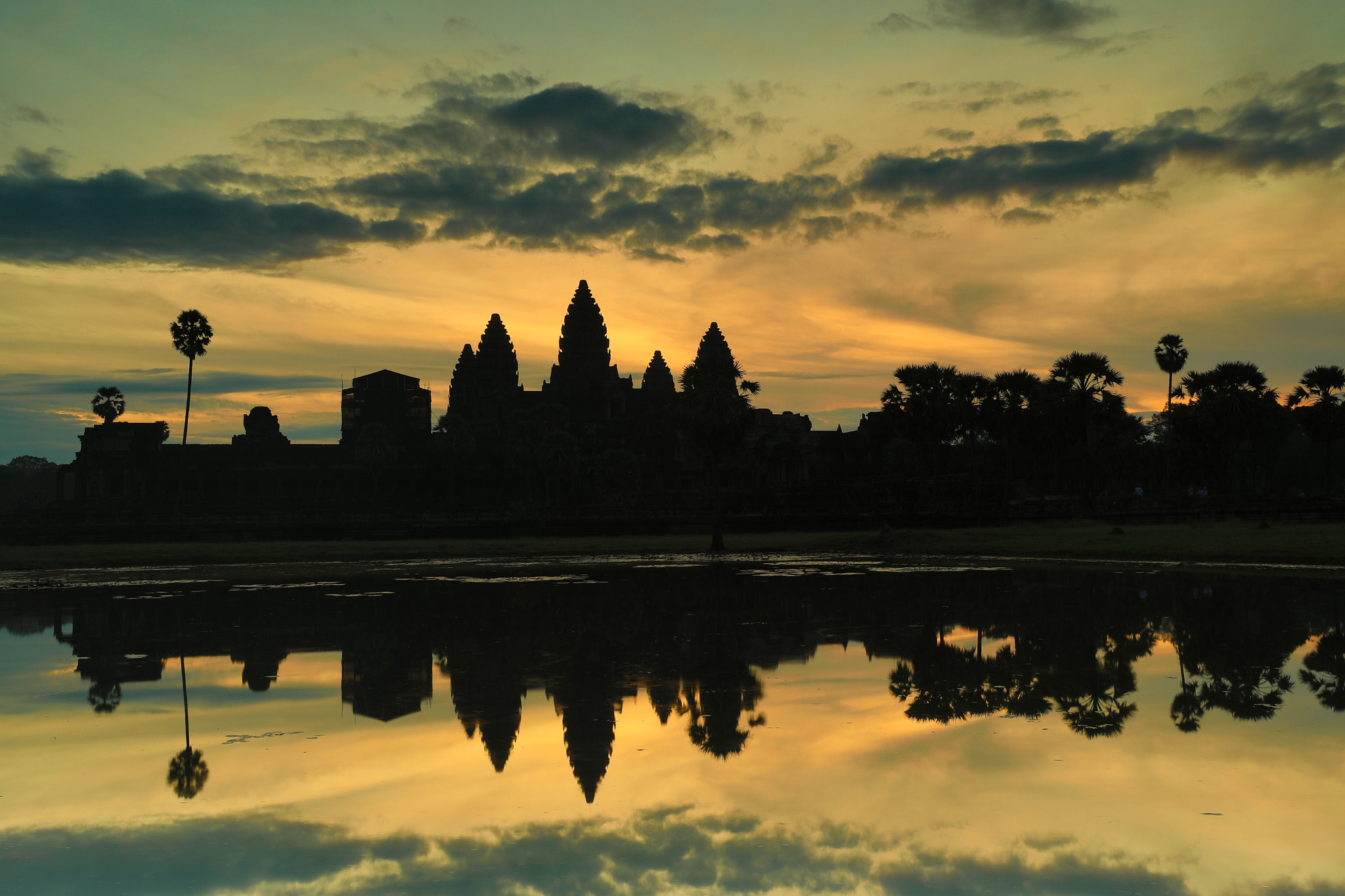 Canon EOS 5D Mark IV + Canon EF 16-35mm F2.8L III USM sample photo. Sunrise at angkor wat, siem reap, cambodia. photography