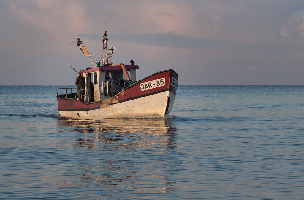 Canon EF 100mm F2.8L Macro IS USM sample photo. Fisherman photography
