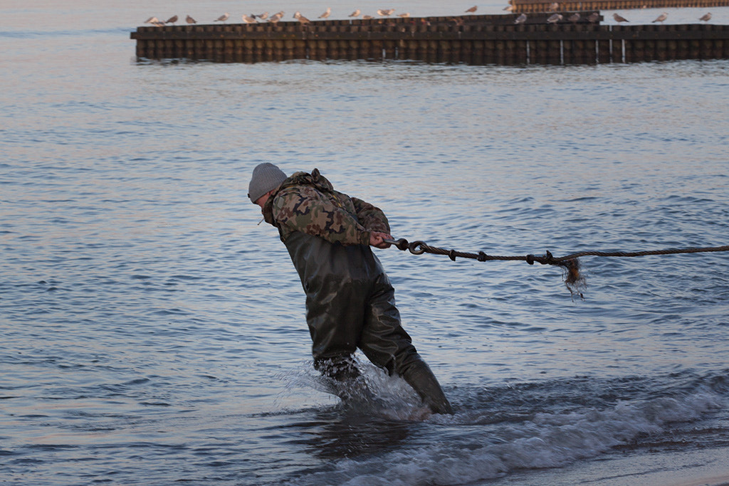 Canon EF 100mm F2.8L Macro IS USM sample photo. Fisherman pulling a rope photography
