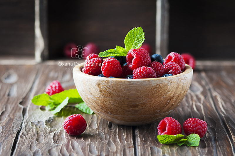 Nikon AF-S Micro-Nikkor 105mm F2.8G IF-ED VR sample photo. Mix of raspberry and blueberry with mint photography